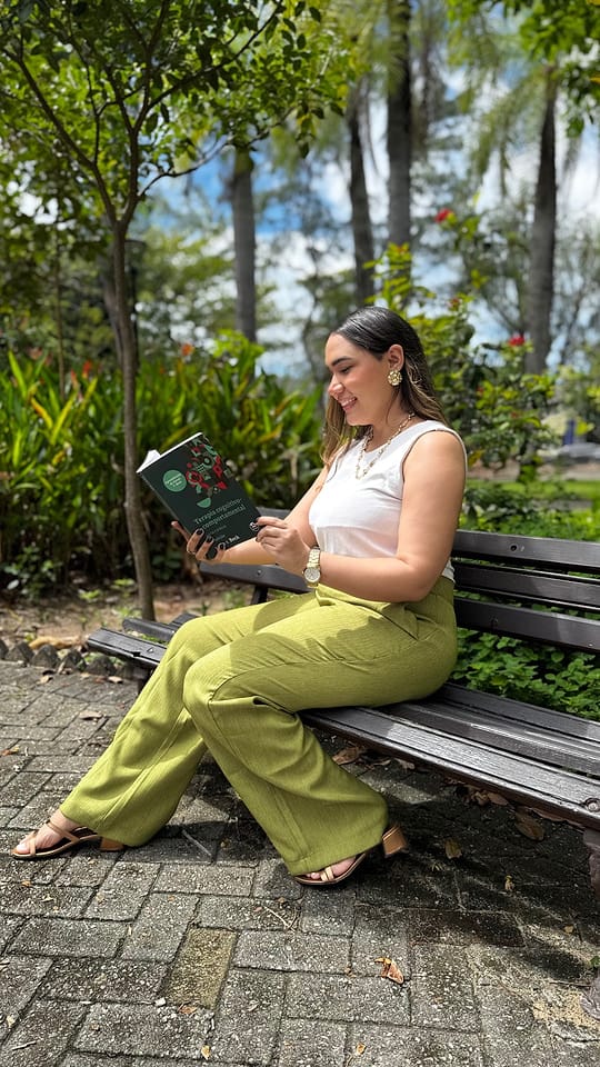 Sarah Correia lendo Terapia Cognitivo-Comportamental de Judith S. Beck